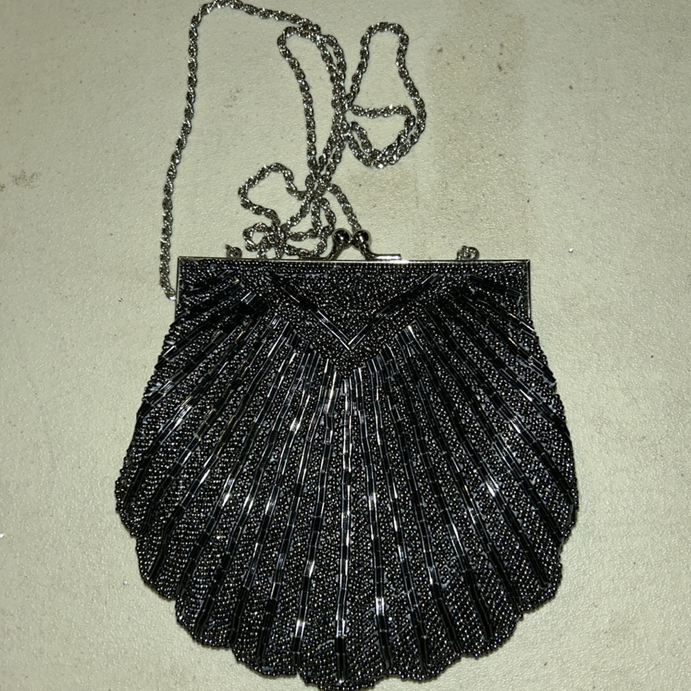 Black shell shaped clutch with chain strap. - Picture 4 of 4